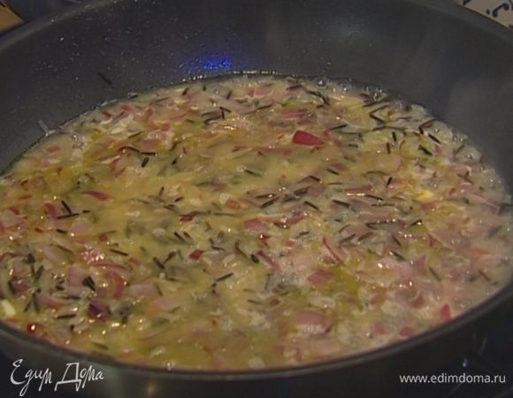 Постепенно, половник за половником, добавлять бульон, постоянно помешивая. Варить до готовности риса.