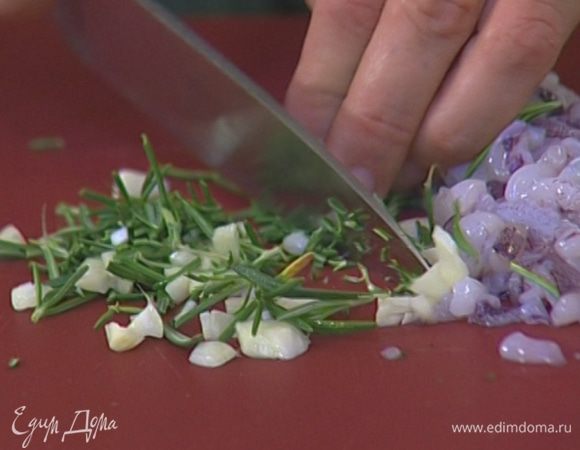 Щупальца кальмаров порубить с чесноком, 1 ст. ложкой листьев розмарина и небольшим количеством петрушки.