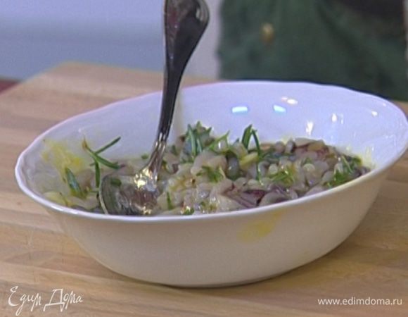 Соединить 2 ст. ложки оливкового масла, желток, щепотку соли и перца, добавить к порубленным щупальцам и зелени и перемешать.