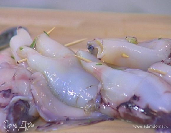 Тушку каждого кальмара начинить получившимся фаршем и скрепить зубочисткой.