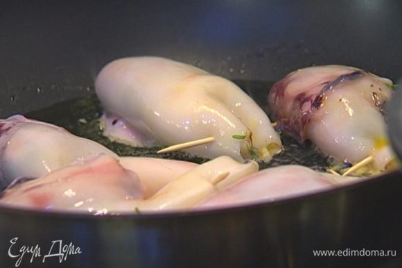 Разогреть в сковороде 2 ст. ложки оливкового масла и обжарить кальмары.