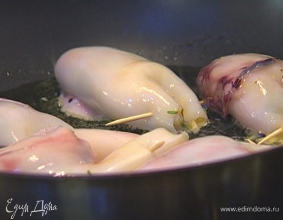 Разогреть в сковороде 2 ст. ложки оливкового масла и обжарить кальмары.