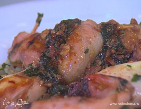 Лимон порезать на дольки. Подавать кальмаров с дольками лимона, присыпав оставшейся петрушкой.