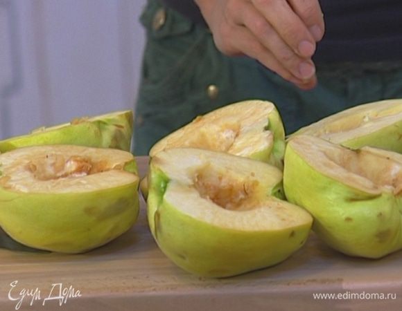Айву вымыть, разрезать пополам и удалить сердцевину с семенами.