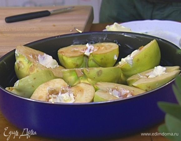 В каждую половинку айвы положить по 1 ч. ложке сливочного масла и 1 ст. ложке сахара, присыпать все сверху оставшимся сахаром, сбрызнуть соком лимона.