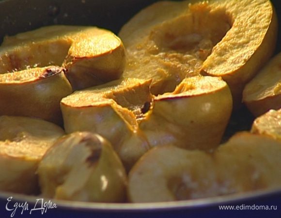 Закрыть форму фольгой и запекать в разогретой духовке 20 минут, затем фольгу снять и запекать еще 20 минут, чтобы айва закарамелизировалась.