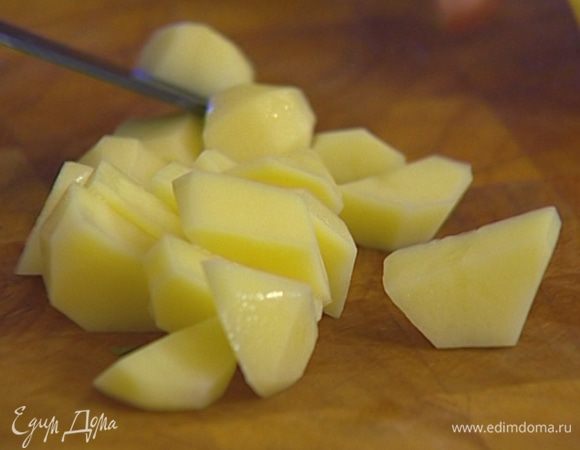 Картофель порезать кубиками.