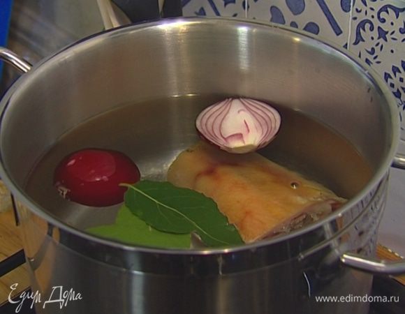Рульку залить большим количеством холодной воды, добавить лук, чеснок, лавровый лист и довести до кипения.