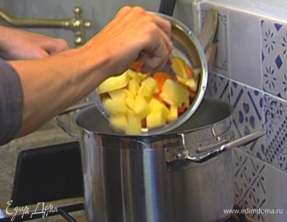 Всыпать горох, минут через 10–15 добавить картофель и морковь. Посолить, поперчить и варить суп до готовности 20–25 минут, затем лавровый лист удалить.