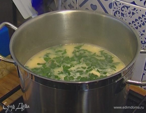 Готовый суп разлить в тарелки и присыпать петрушкой.