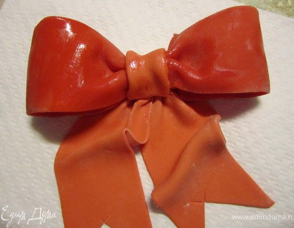 Если на банте, остались остатки пудры, для того чтобы их убрать нужно кисточкой смоченной в водке, аккуратно пройтись по банту. Большой бант у нас готов.
