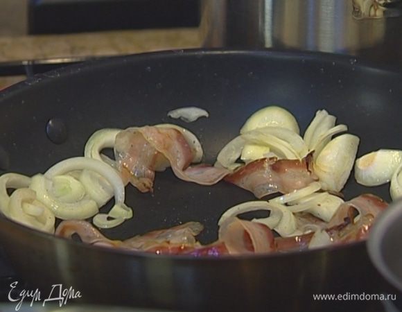 Добавить лук и обжарить до прозрачности.