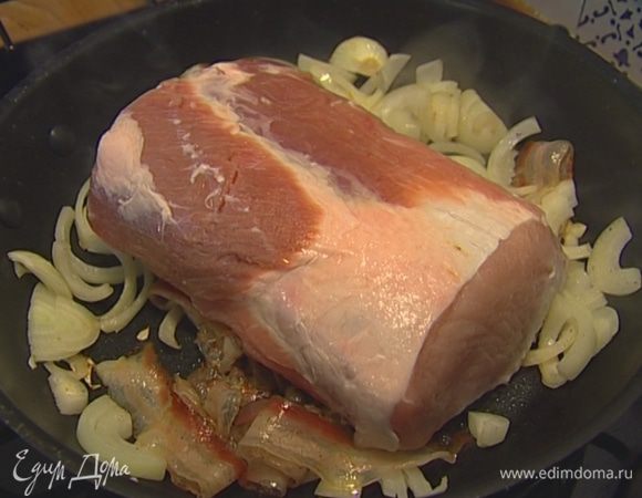 Уложить в сковороду кусок свинины и, помешивая лук, обжарить мясо со всех сторон до золотистого цвета. 