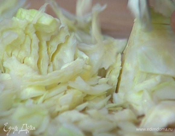 Капусту порубить.