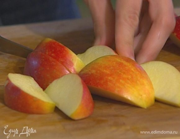 Яблоко, удалив сердцевину, нарезать кубиками.