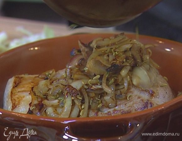 Мясо вместе с бульоном, луком и салом выложить в глубокую глиняную форму. 