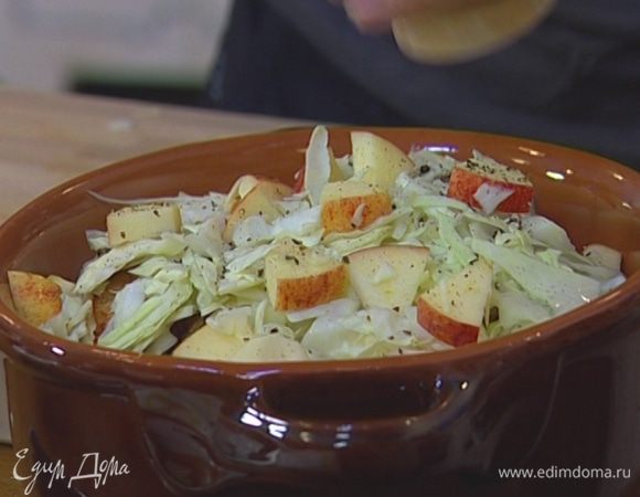 Добавить капусту, яблоки, семена фенхеля, чеснок, посолить и поперчить. Накрыть крышкой и тушить в разогретой духовке около часа, подливая, если потребуется, бульон. Затем выключить духовку и оставить в ней свинину еще на 10–15 минут.