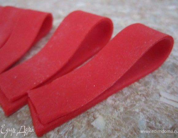 Краешек немного смочить водой и свернуть полосочку.