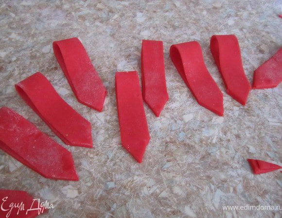 Краешки срезать уголком.