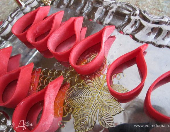 Повернуть на бочок, расправить и оставить сушиться. Периодически детали можно немного поправлять, что бы мастика не прогибалась.