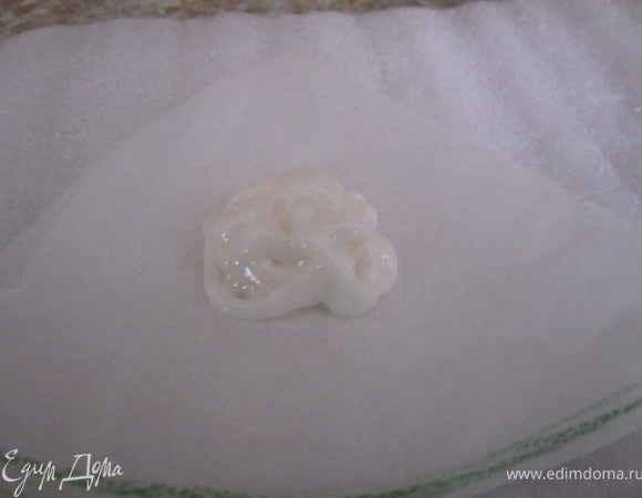 После того как детали банта высохли и стали твердыми. Можно собирать бант. На торт нанести небольшое количество айсинга или растопленного шоколада.