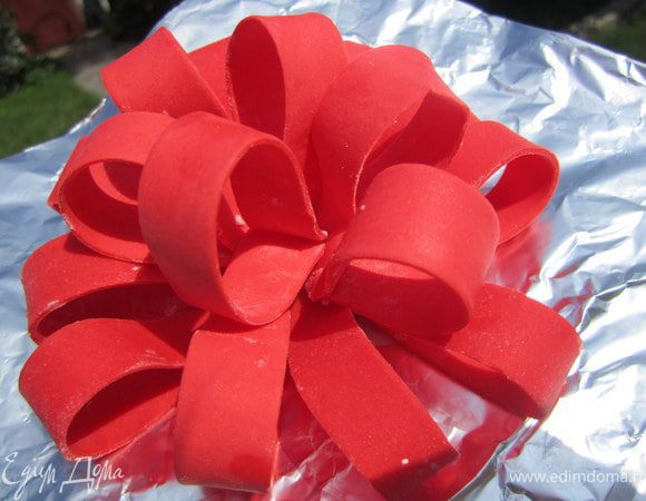 При необходимости с банта смахнуть кисточкой остатки пудры.
Пышный бант, готов;)