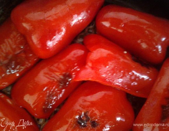 Перец помыть, нарезать как на картинке. Обжарить с двух сторон на оливковом масле до мягкости. Снять кожицу. 