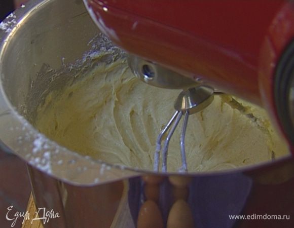 Когда масса посветлеет, ввести по одному 3 яйца, добавить немного муки, затем оставшиеся яйца. Всыпать оставшуюся муку, разрыхлитель и взбить еще немного.