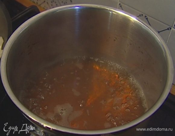 Приготовить сироп: влить в небольшую кастрюлю стакан воды, всыпать стакан сахара и, не помешивая, довести до кипения на среднем огне. Когда сахар полностью растворится, влить портвейн и перемешать.