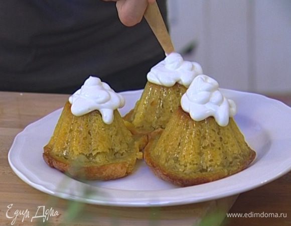 Сливки взбить и украсить ромовые бабы.