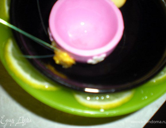 Лимон нарезать кружками.Поставить меньшую пиалу в большую,по кругу выложить лимоны и залить воду между пиалами.На дно меньшей пиалы положить грузик не большой.Поставить в морозилку до востребования.Если будут проблемы с выниманием,то опустить пиалу в горячую воду на несколько секунд.