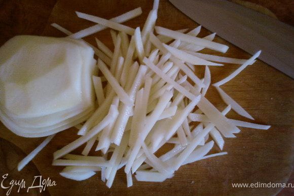Картофель помыть,почистить и нарезать тонкой,тонкой соломкой.Разложить его на бумажные полотенца,что бы картофель оставался сухим(тогда он будет хорошо жарится).На разогретую сковороду налить растительного масла и положить не много(на одну лепёшку)нарезанный картофель.Поджарить с двух сторон до золотистого цвета.Посолить.И так каждую лепёшку.Делать это надо по возможности быстро.