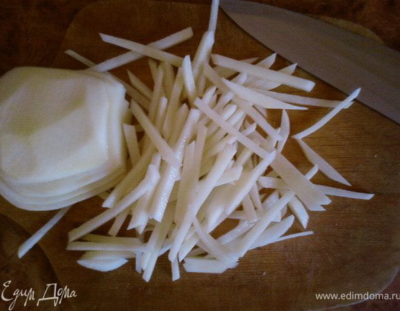 Картофель помыть,почистить и нарезать тонкой,тонкой соломкой.Разложить его на бумажные полотенца,что бы картофель оставался сухим(тогда он будет хорошо жарится).На разогретую сковороду налить растительного масла и положить не много(на одну лепёшку)нарезанный картофель.Поджарить с двух сторон до золотистого цвета.Посолить.И так каждую лепёшку.Делать это надо по возможности быстро.