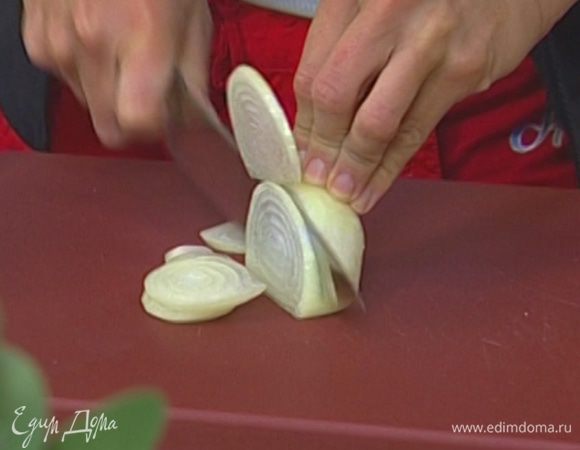 Лук почистить и нарезать тонкими полукольцами.