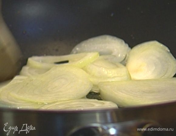 Разогреть в сковороде оливковое и сливочное масло и слегка обжарить лук.