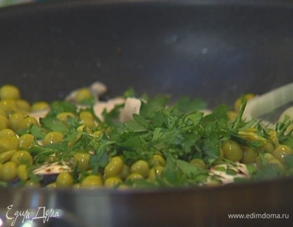 Выложить в сковороду рыбу и жарить ее по 1–2 минуты с каждой стороны, затем добавить горошек и петрушку.