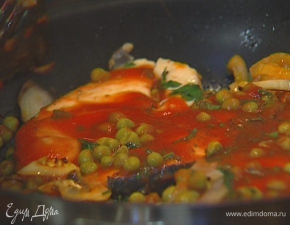 Полить все томатным соусом и томить на медленном огне под крышкой до готовности.