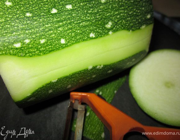 Овощи почистить и нарезать на средние кусочки.