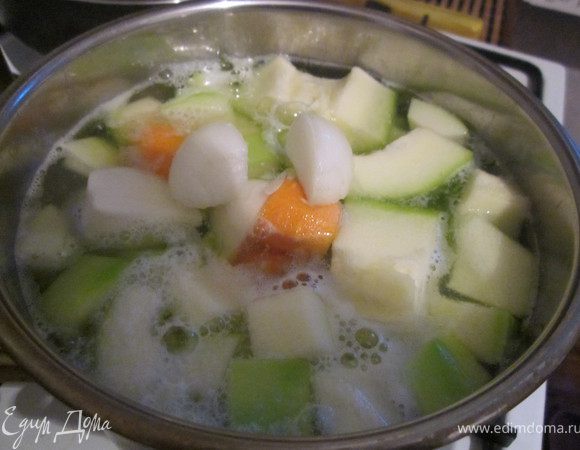 Заливаем овощи одним литром воды (можно конечно и куриным бульоном, но я летом предпочитаю легкие супчики) доводим до кипения и варим 20-25 минут.