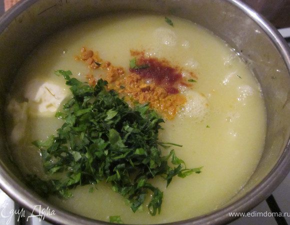 Овощи вместе с бульоном закладываем в блендер и превращаем в пюре. Переливаем обратно в кастрюлю. Добавляем специи, зелень, сливочное масло. Доводим суп до кипения, все суп готов. Разливаем по тарелкам, в каждую кладем по половинке вареного яйца и посыпаем зеленью. К супу можно подать крутоны. Теперь можно наслаждаться нежным, сливочным супчиком:)) Приятного аппетита!