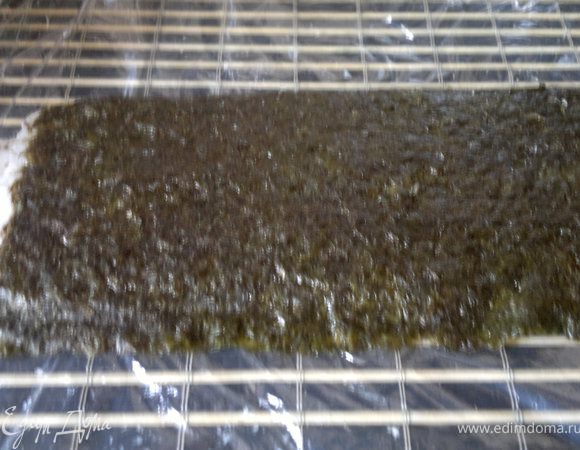 переворачиваем чтобы рис был к низу а водоросли к верху