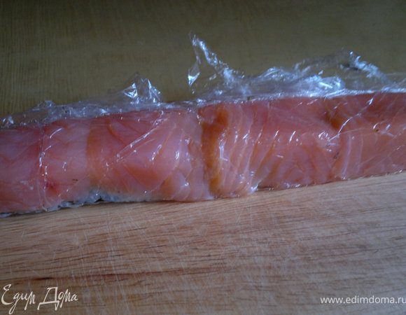 придаем роллу форму с помощью коврика и оставляем его в пишевой пленке в холодильник на 5 минут