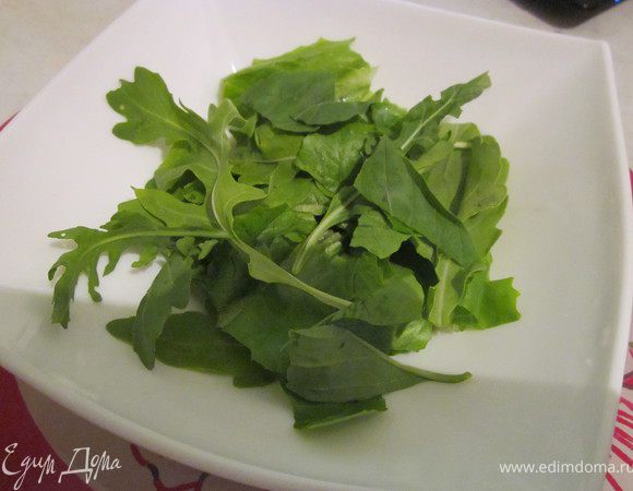 Листья салата порвать в тарелку