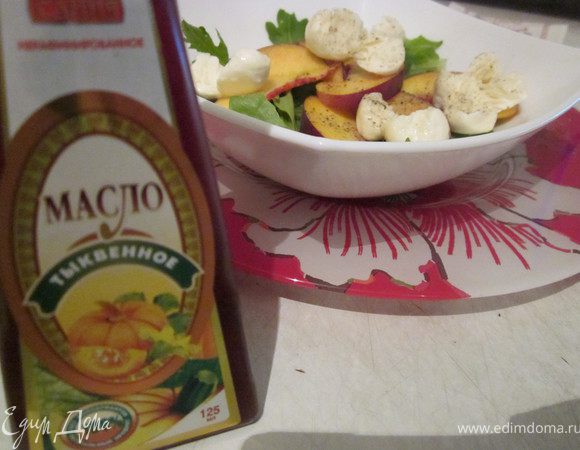 Полить салат, каким нибудь интересным маслом, чтобы еще лучше подчеркнуть его вкус. У меня салат заправлен маслом из семечек тыквы. Посыпать молотым черным перцем и семечками кунжута. Салат легкий, вкусный, сочные персики покоряют своим нежным шелковым вкусом. Нам понравилось, попробуйте и вы:))