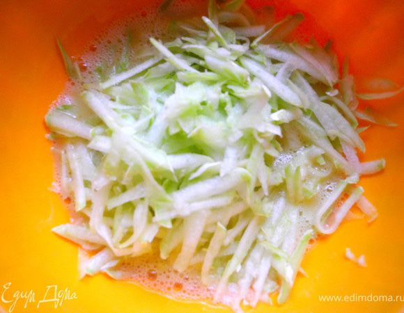 Все очень просто. Натереть на крупной терке кабачок и сыр.