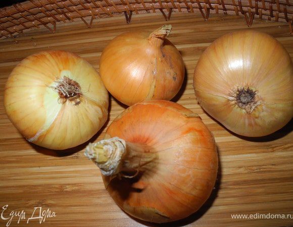 По рецепту нужно было взять 1,5 кг лука, но я решила сделать меньшую порцию и взяла 4 крупных луковицы. 