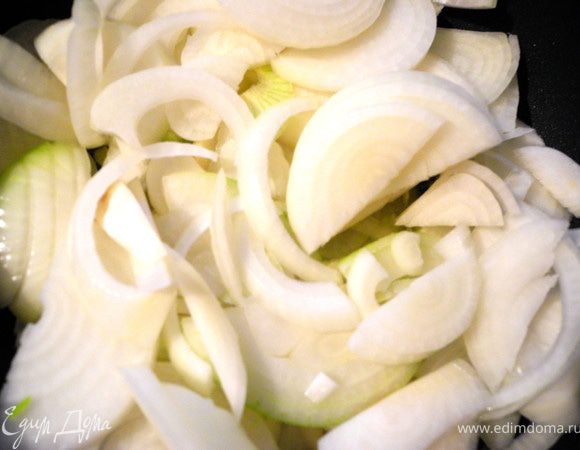 Крупно нарезала лук, мелко чеснок. Выложила в  сковороду и тушила на оливковом масле на медленном огне.