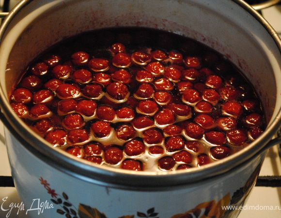 В горячий сироп высыпать вишню, перемешать. Оставить вишню на 6-8 часов.