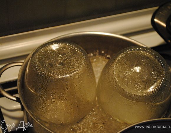 Необходимо простерилизовать банки для варенья: в широкую емкость налить воды, поставить в нее открытые банки (горлышком вниз) и крышки. Кипятить минут 15-20 в зависимости от размера банки.