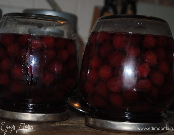 Готовое варенье налить в простерилизованные банки, закрутить крышки и перевернуть банку до полного остывания варенья.